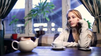 不耐烦的女孩在咖啡馆等她的男朋友